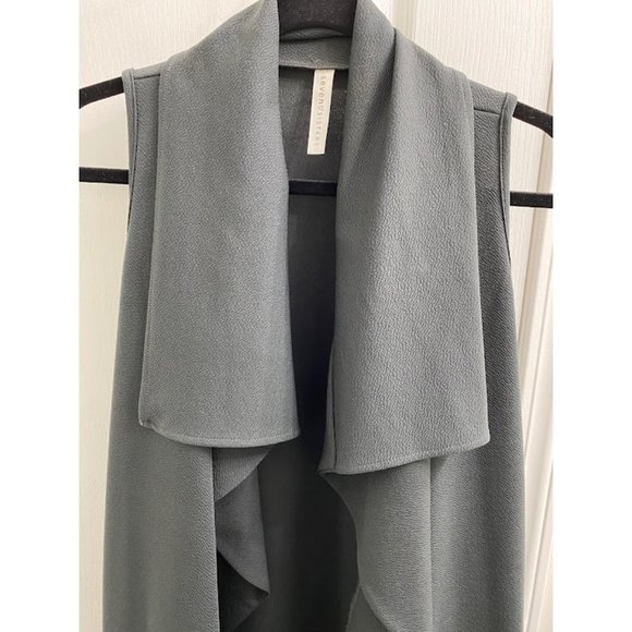 2/$20❤️ | Seven Sisters Black Flowy Vest - Picture 3 of 4